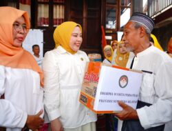 Ketua BKOW Sumsel Lidyawati Cik Ujang Tinjau dan Bantu Warga Terdampak Kebakaran di Seberang Ulu I