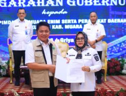Herman Deru Serahkan Surat Plt Bupati Muara Enim kepada Wakil Bupati Sumarni, Tekankan Soliditas Pemerintahan