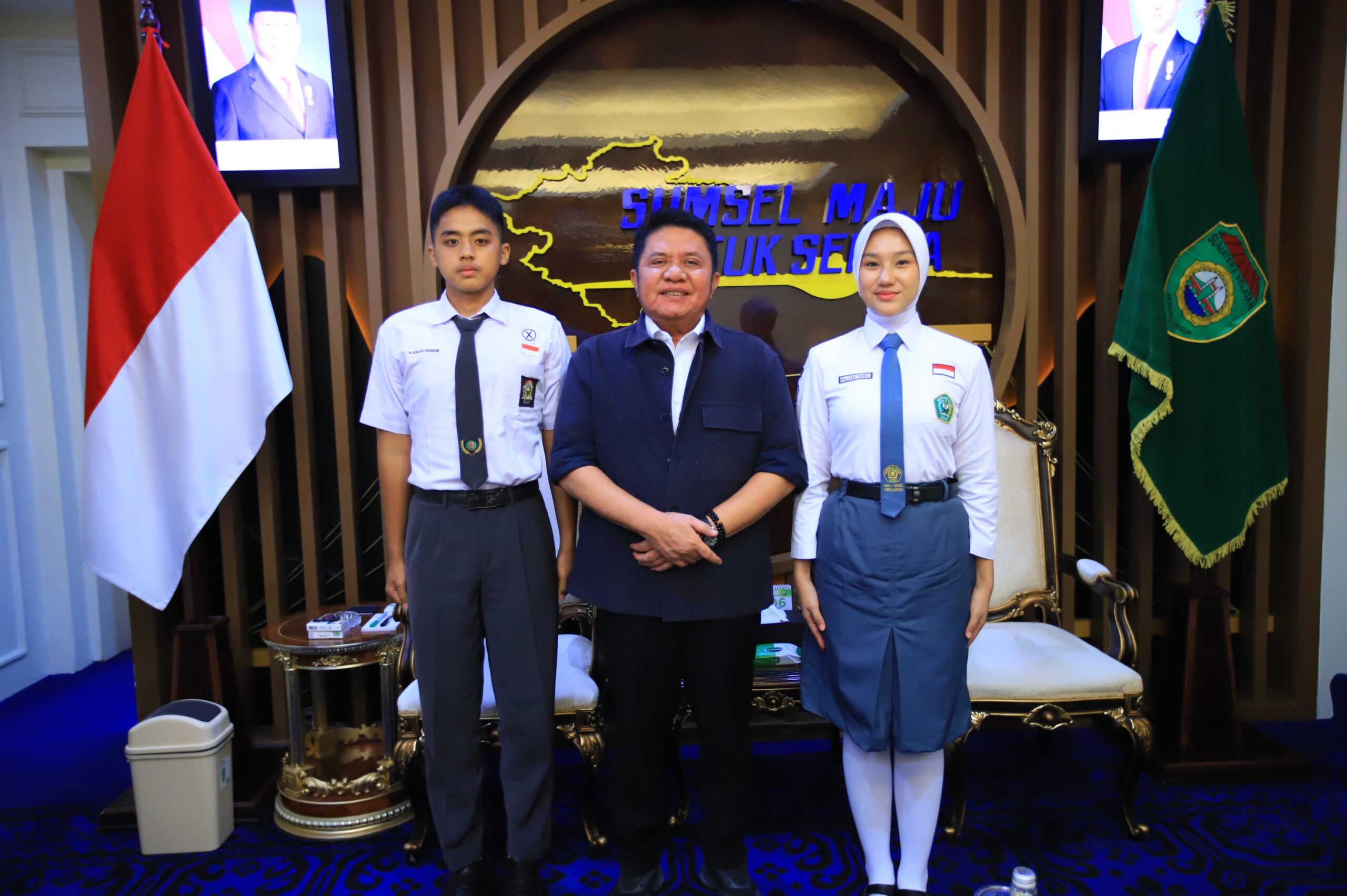 Gubernur Sumsel berfoto bersama 2 calon anggota Paskibraka Nasional asal Sumsel (BI)