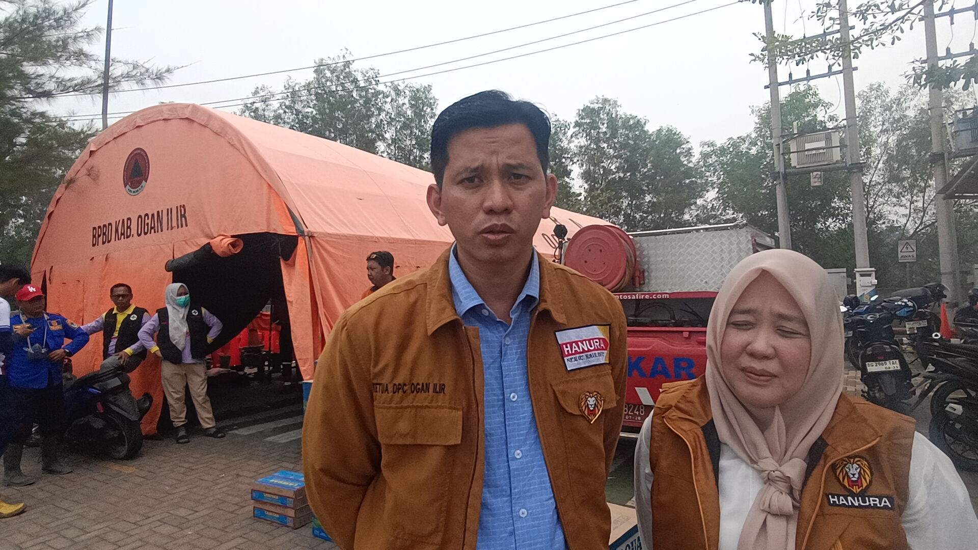 Bentuk Kepedulian Terhadap Petugas Pemadam Kebakaran Lahan, Partai Hanura OI Beri Bantuan Minuman dan Makanan Siap Santap 